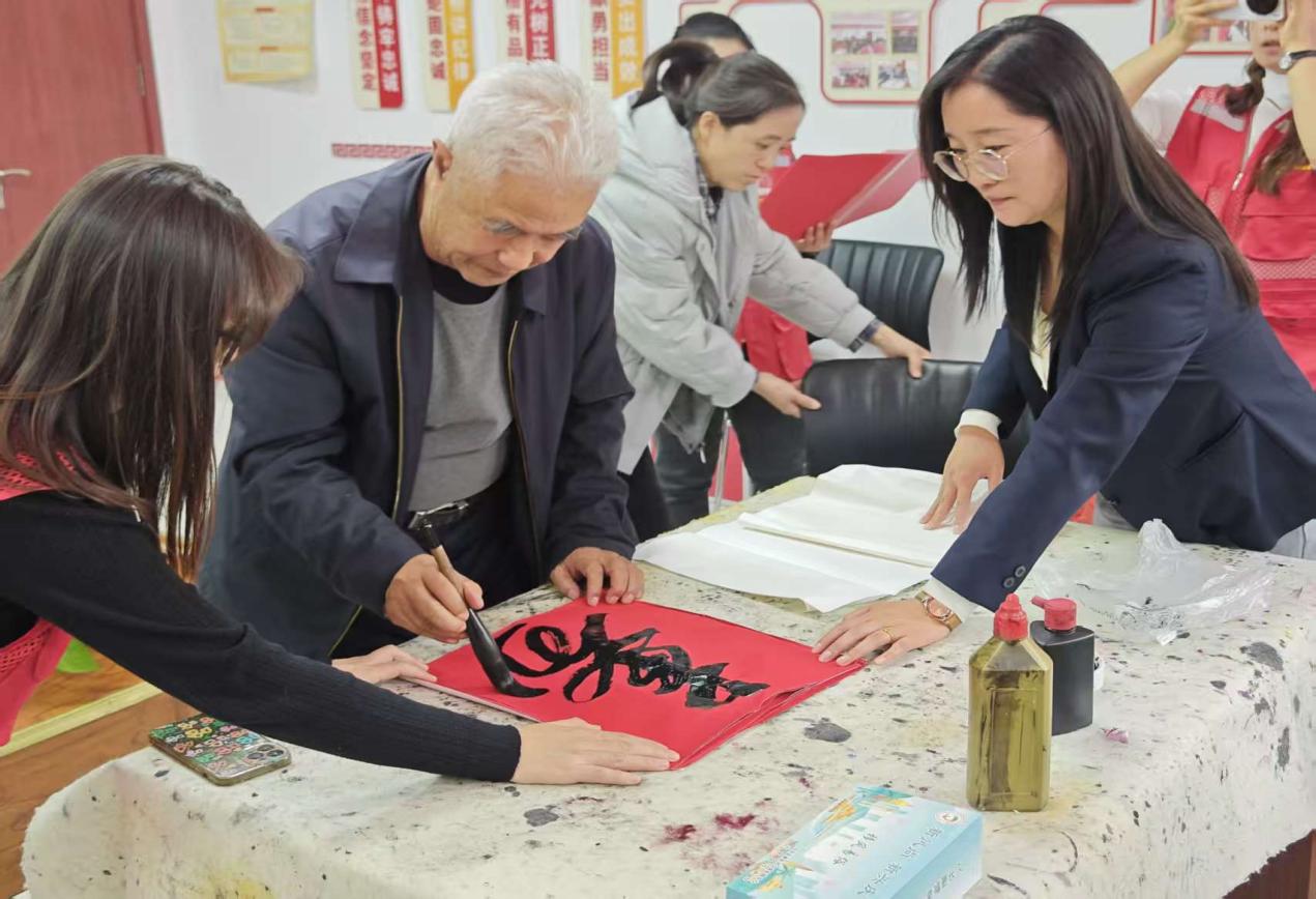 社區(qū)以心意釀溫情 繪就敬老幸福圖景